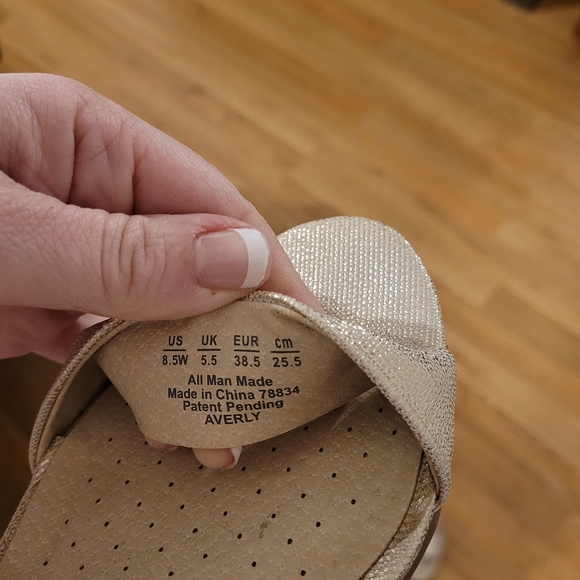 Woman's gold high heels - Picture 4 of 5